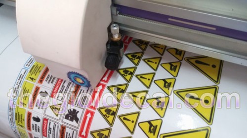 dich-vu-cat-decal-dan-hop-nhua-ly-chen